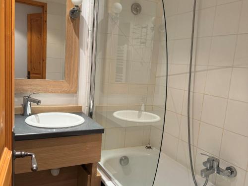 une salle de bain avec un lavabo et une douche dans l'établissement Appartement skis aux pieds, 6 pers, piscine, bien-être, Belle Plagne - FR-1-181-2810, à La Plagne Tarentaise