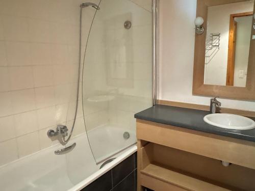 une salle de bain avec douche et lavabo dans l'établissement Appartement spacieux au pied des pistes avec piscine, sauna et balcon, Belle Plagne. - FR-1-181-2812, à La Plagne Tarentaise