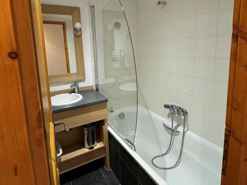 une salle de bain avec une baignoire, un lavabo et une douche dans l'établissement Confortable 3 Pièces au Pied des Pistes - Piscine, WiFi et Animaux Admis - FR-1-181-2817, à La Plagne Tarentaise
