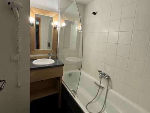 une salle de bain avec une baignoire, un lavabo et une douche dans l'établissement Appartement 3P, piscine chauffée, animaux admis, pieds des pistes - FR-1-181-2819, à La Plagne Tarentaise