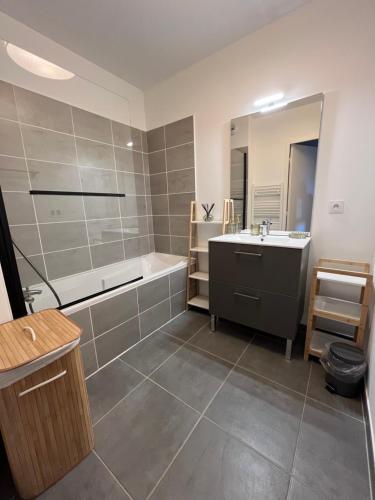 Ένα μπάνιο στο Appartement neuf avec jardin et parking dans résidence calme