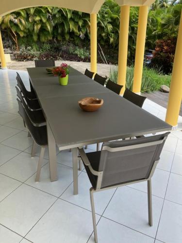 a table and chairs with a table and a table and chairs at Villa Bleu Horizon in Bouillante