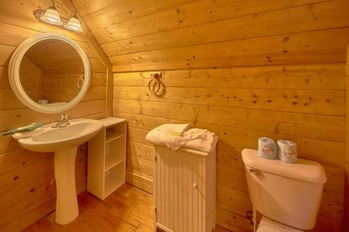 セバービルにあるHidden Romance #1404の洗面台とトイレ付きのバスルーム