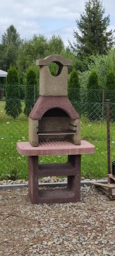a stone oven sitting on top of a bench at Na Górce 13 in Polańczyk