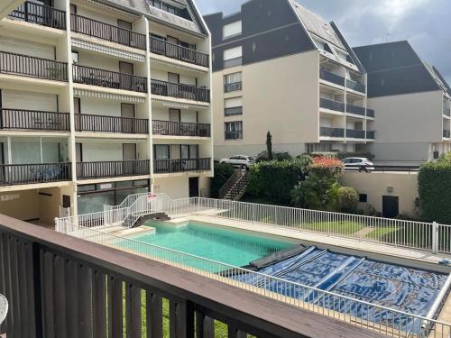 - un balcon dans un immeuble avec piscine dans l'établissement Résidence Piscine LE GRAND LARGE, à Trouville-sur-Mer