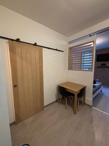 une pièce avec une porte en bois et une table dans l'établissement appart' de la ville, à Saint-Étienne