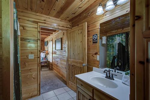 ein Badezimmer mit Waschbecken und Spiegel in der Unterkunft Always Dreaming #410 in Sevierville