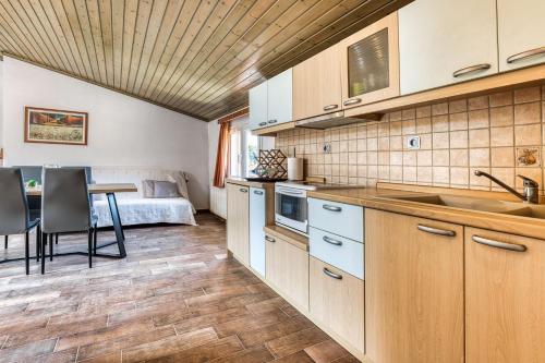 Kuchyň nebo kuchyňský kout v ubytování Serene Escape Suite