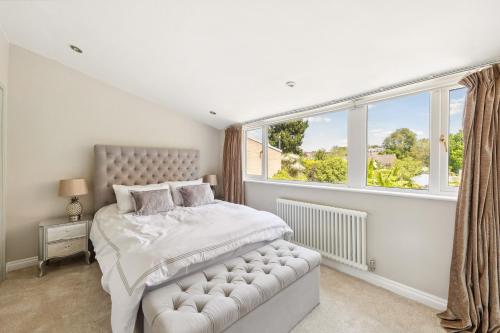 Un dormitorio con una cama y una ventana grande. en Richmond Riverside Villa, en Richmond