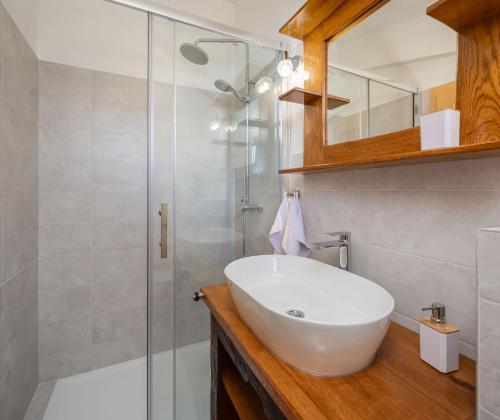 LukarにあるVilla PerVaの白い洗面台とシャワー付きのバスルーム