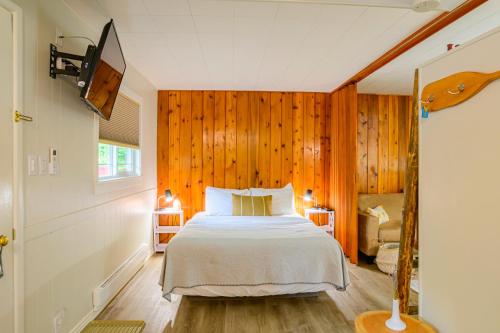 une chambre avec un lit et une télévision dans l'établissement Barefoot Villas and Retreat, à Christina