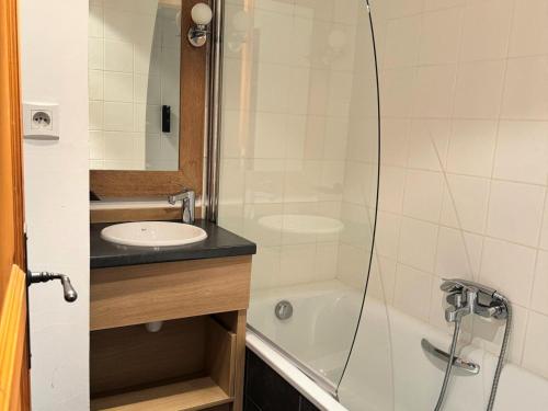 une salle de bain avec un lavabo et une douche dans l'établissement Résidence Le Centaure - 4 Pièces pour 8 Personnes 571, à Aime La Plagne