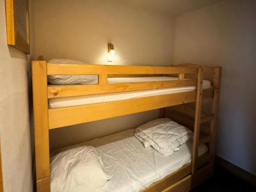 - deux lits superposés dans une petite chambre dans l'établissement Résidence Le Centaure - Studio pour 4 Personnes 721, à Aime La Plagne