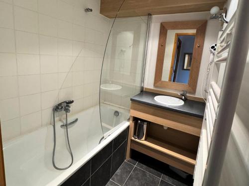 une salle de bain avec une baignoire, un lavabo et une douche dans l'établissement Résidence Le Centaure - Studio pour 4 Personnes 721, à Aime La Plagne