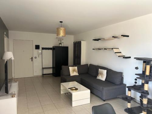 un salon avec un canapé et une table dans l'établissement Charmant T3 proche gare et plages Toulon PARKING PRIVÉ, à Toulon
