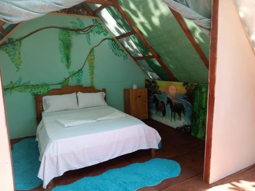 Ένα ή περισσότερα κρεβάτια σε δωμάτιο στο Pirate Drake Beach Hostel & Tour company