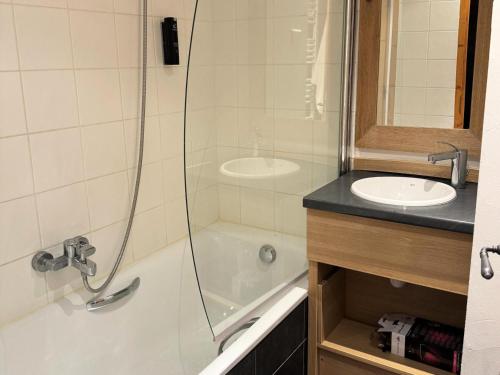 une salle de bain avec une douche, une baignoire et un lavabo dans l'établissement Résidence Le Centaure - 4 Pièces pour 8 Personnes 561, à Aime La Plagne