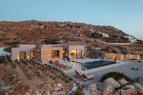 an aerial view of a villa with a swimming pool at Gr - Villa La Punta in Plaka