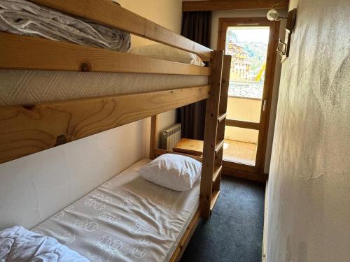 deux lits superposés dans une chambre avec fenêtre dans l'établissement Résidence Le Centaure - 2 Pièces pour 4 Personnes 691, à Aime La Plagne