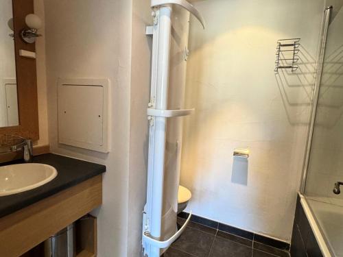 une salle de bain avec une douche, des toilettes et un lavabo dans l'établissement Résidence Le Centaure - 2 Pièces pour 4 Personnes 691, à Aime La Plagne