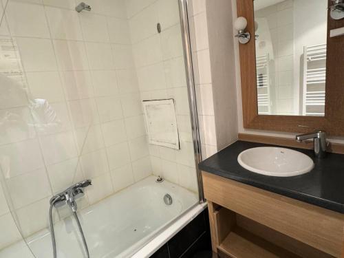 une salle de bain avec une baignoire, un lavabo et une douche dans l'établissement Résidence Le Centaure - Studio pour 2 Personnes 731, à Aime La Plagne