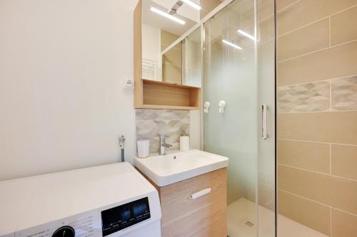 une salle de bain avec un lavabo et une douche dans l'établissement Le Matisse - 6 p - Entre Paris & Disney - Métro 8, à Maisons-Alfort