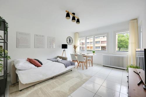 - une chambre blanche avec un lit et une salle à manger dans l'établissement Le Matisse - 6 p - Entre Paris & Disney - Métro 8, à Maisons-Alfort