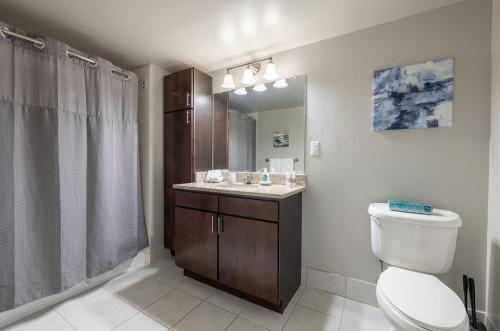 Vannituba majutusasutuses Modern Apt with Kitchen and Gym
