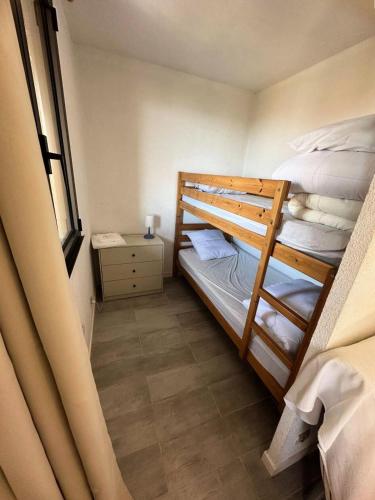 une chambre avec deux lits superposés et une fenêtre dans l'établissement Résidence Cap Vert - Coquet T2 front de mer dans domaine avec piscine et tennis MAE-5634, à Six-Fours-les-Plages