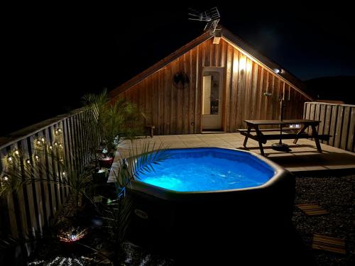 un jacuzzi sur le pont d'une cabine la nuit dans l'établissement Rooftop, à Jaure