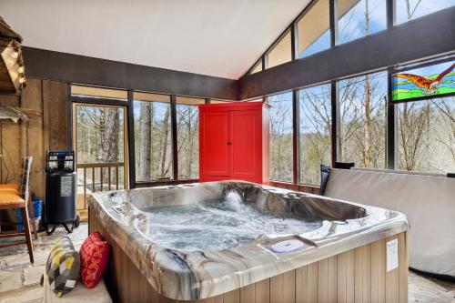 Μια τηλεόραση ή/και κέντρο ψυχαγωγίας στο Buckhorn Lodge #3115