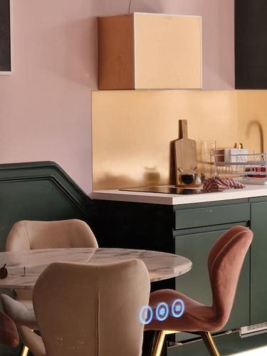 une cuisine avec une table, des chaises et un comptoir dans l'établissement Magnifique suite avec vue sur l'Orb, à Béziers