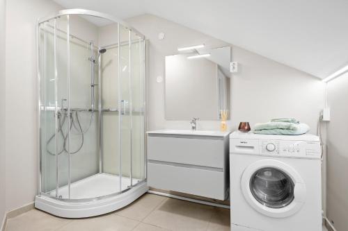 Ένα μπάνιο στο Sentral og moderne 4BR i Porsgrunn - P Apartments