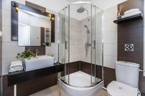 Un baño con ducha, inodoro y lavabo. en BoB Elite - Szpitalna, en Cracovia