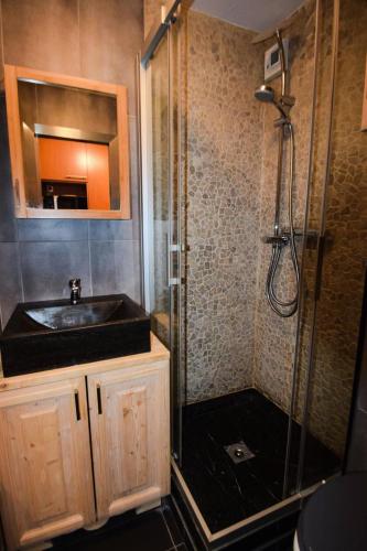 une salle de bain avec un lavabo et une douche dans l'établissement Résidence L'aconcagua - Studio 2 personnes - ACONCAGUA - PLAGNE CENTRE MAE-4671, à La Plagne Tarentaise