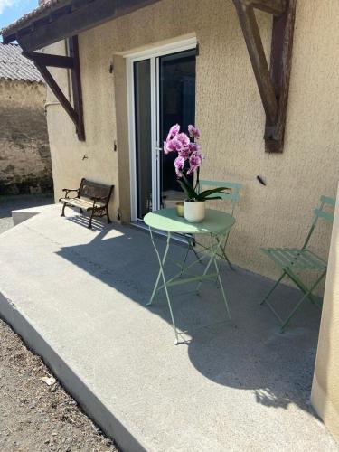 Ein Patio oder anderer Außenbereich in der Unterkunft chambre d'hôtes des roseaux