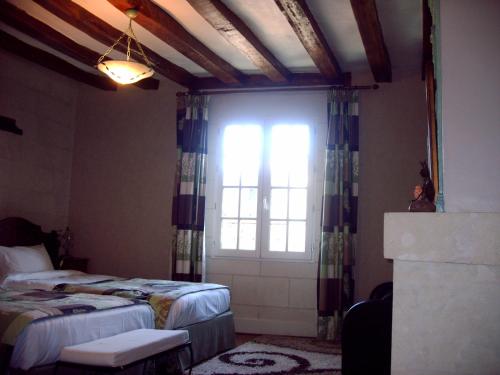 Ένα ή περισσότερα κρεβάτια σε δωμάτιο στο Logis Hôtel Le Bussy
