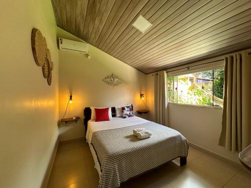 a bedroom with a bed with a wooden ceiling at Chico de Sá Pousada in Pirenópolis