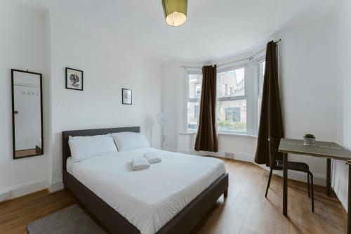 Ένα ή περισσότερα κρεβάτια σε δωμάτιο στο Manor House Great Rooms to Stay