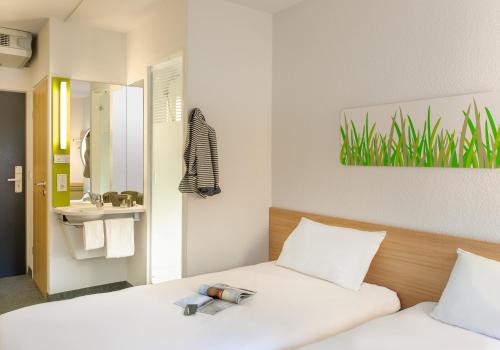 Ένα ή περισσότερα κρεβάτια σε δωμάτιο στο Ibis budget Hamburg Quickborn