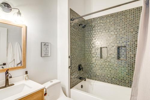 Bilik mandi di Steps to Lake and Kayaks Remodeled Townhome with AC