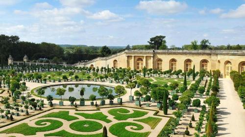 レ・ジュリスにあるNinaParisの大きな建物前の庭園