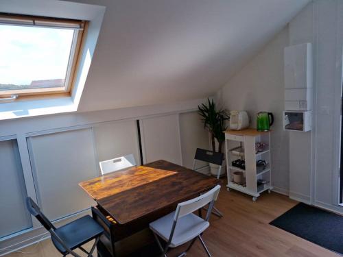 une pièce avec une table, des chaises et une fenêtre dans l'établissement Logement proche Paris et Orly, à Limeil-Brévannes