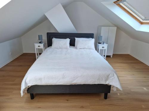 une chambre avec un grand lit avec deux tables de nuit dans l'établissement Logement proche Paris et Orly, à Limeil-Brévannes
