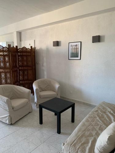 une chambre avec un lit, une table et des chaises dans l'établissement Vigneronne, à Mèze