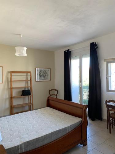 une chambre avec un lit et une fenêtre dans l'établissement Vigneronne, à Mèze