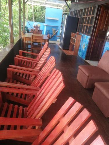 Ruang duduk di Pirate Drake Beach Hostel & Tour company