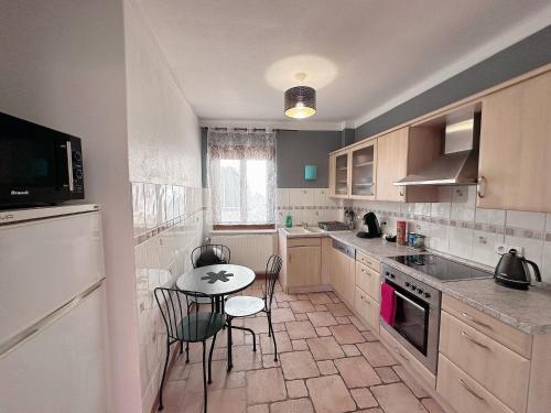 une petite cuisine avec une table et des chaises. dans l'établissement Gîte de Juliana 4 ou 6 personnes, à Baldenheim