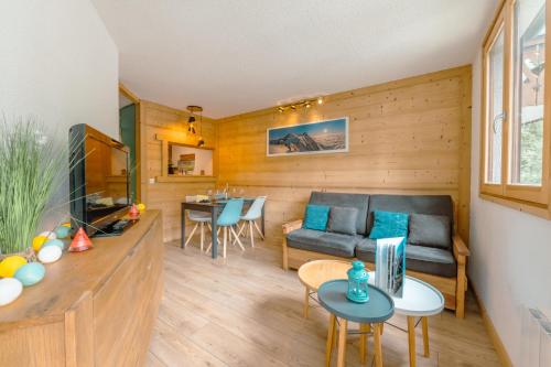 un salon avec un canapé et une table dans l'établissement Chamonix Sud - Jonquilles 138 - Happy Rentals, à Chamonix-Mont-Blanc