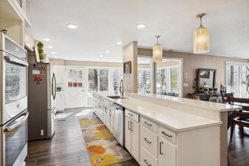 Una cocina con gabinetes blancos y una gran encimera blanca. en Gatlinburg - Barbara's Song #4125, en Gatlinburg